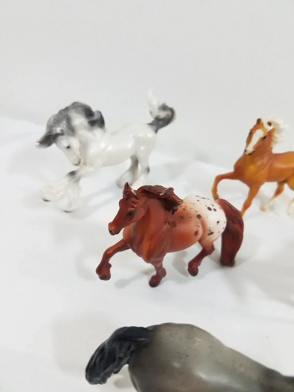 Breyer Reeves  Horse Figures Minis Set Of 6 Realistic Miniature Figurines 2.5